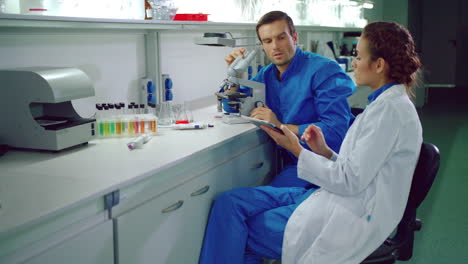 Equipo-De-Científicos-Químicos-Trabajando-Con-Tablet-Pc.-Mujer-Química-Con-Tableta