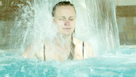 Frau-Unter-Wasserdusche-Im-Schwimmbad