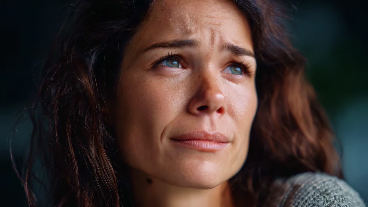 Una donna contemplativa con occhi espressivi che riflettono emozioni e pensieri profondi, catturata in due momenti distinti di vulnerabilità e introspezione