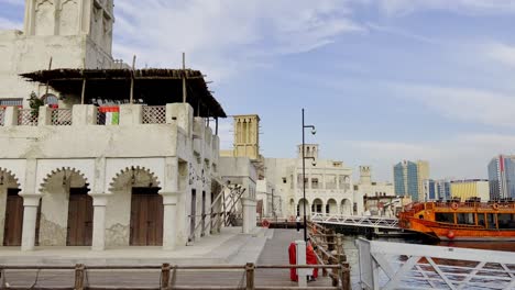 barcos tradicionales en el puerto deportivo de dubai creek en al fahidi, dubai, emiratos árabes unidos