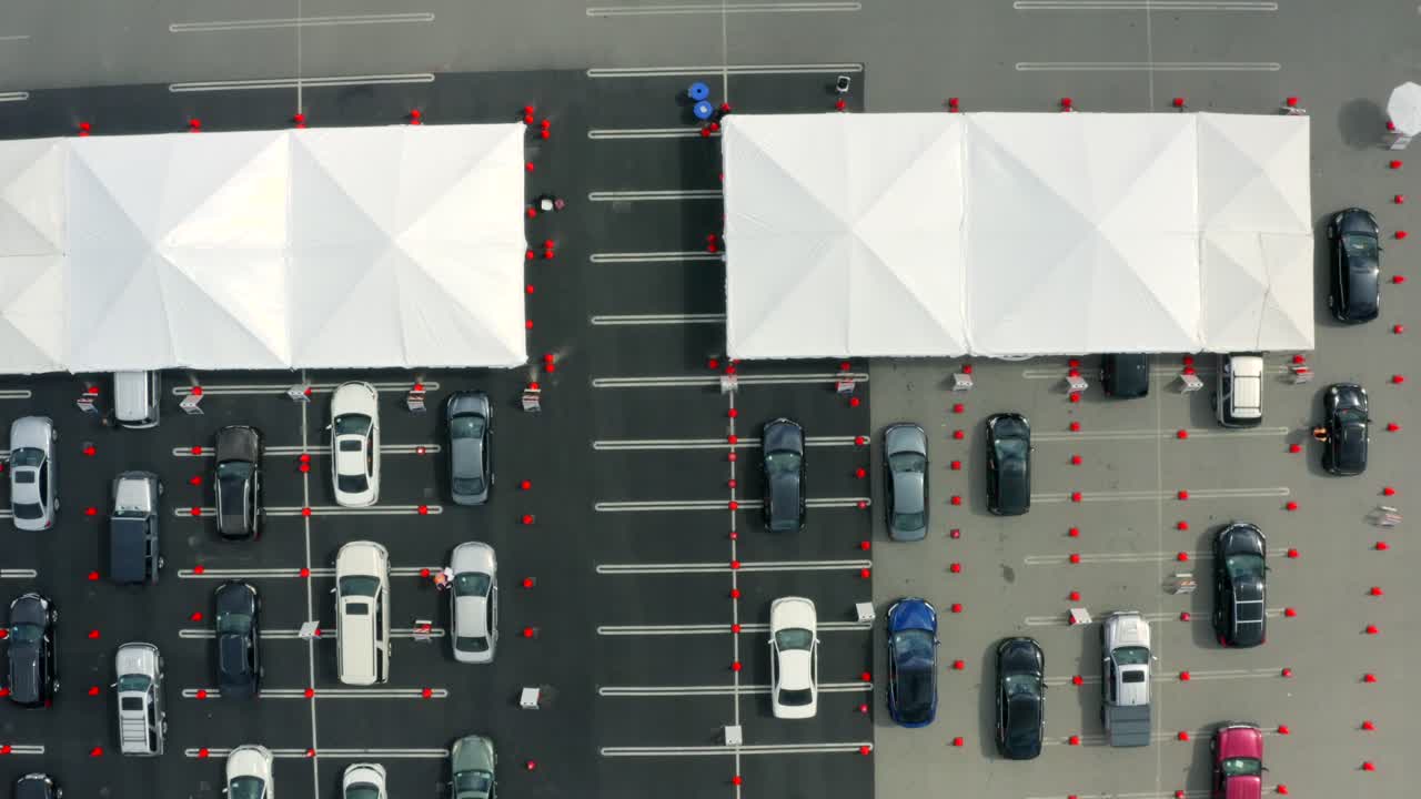 imágenes aéreas de 4k de las instalaciones de prueba de covid-19 en inglewood by chase forum, los ángeles, california, ee. uu.