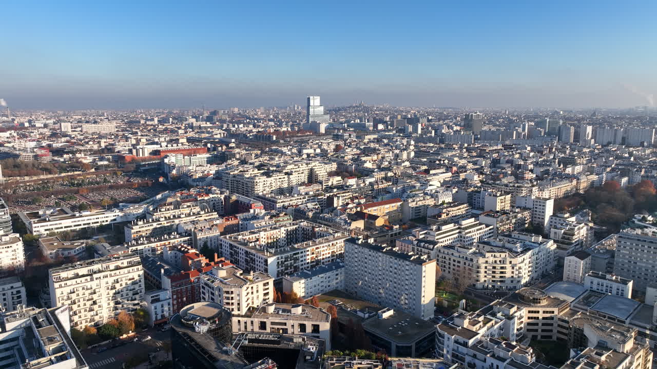 parís a vista de pájaro: los edificios alcanzan el cielo, mientras que la historia y la contaminación forman