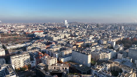 Paris-Aus-Der-Vogelperspektive:-Gebäude-Streben-In-Den-Himmel,-Während-Geschichte-Und-Umweltverschmutzung-Gestalt-Annehmen