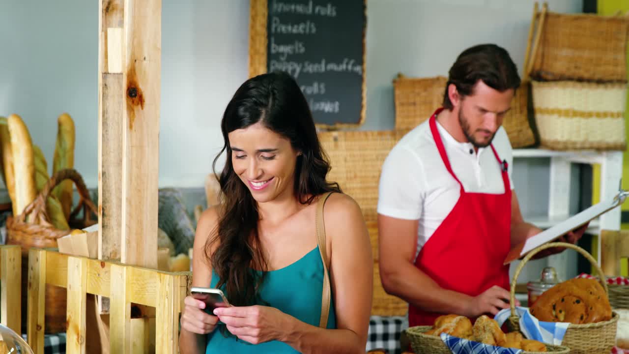 mujer haciendo clic en un selfie cerca de una panadería