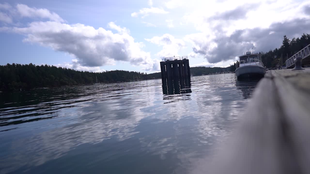 여름 날 에 나무 로 만든 보트 도크