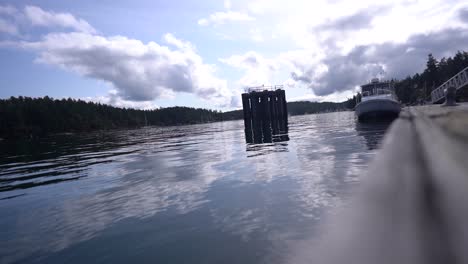muelle de barco de madera en un día de verano