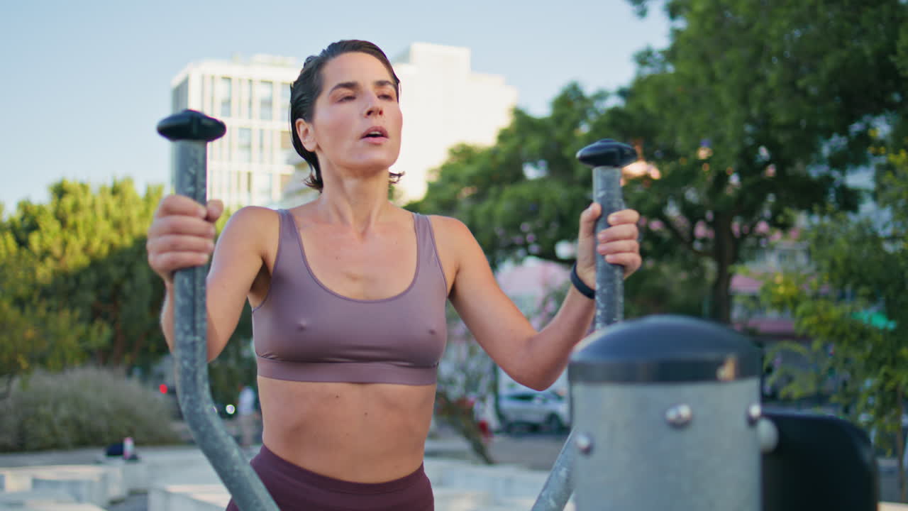 행복한 운동 선수 훈련 타원형 기계 여름 클로즈업 여성 심장 운동