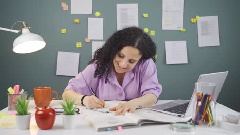 una estudiante feliz y satisfecha.