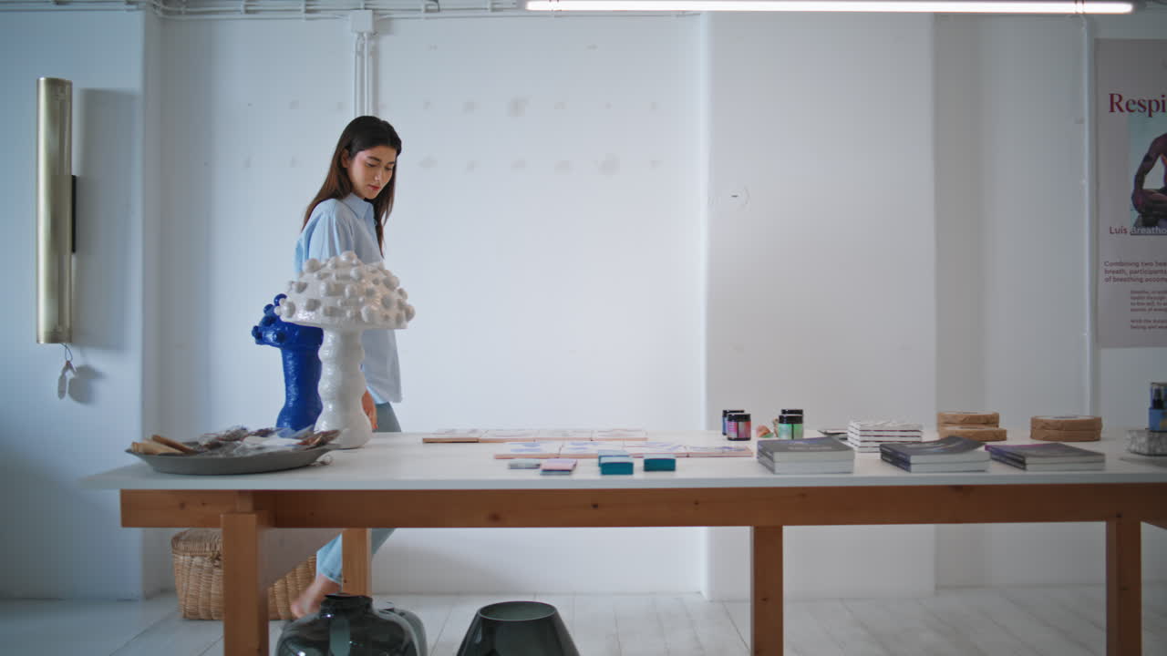 una mujer de compras va a la tienda el fin de semana. una chica hermosa visita una tienda de diseño de arte.