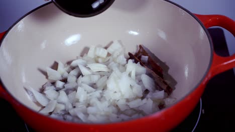 añadir cebollas a una olla de ingredientes para preparar y hacer curry de papaya verde fresco