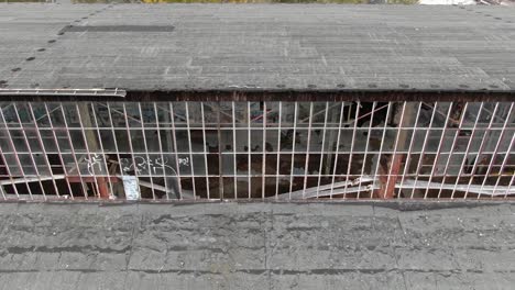 Edificio-Abandonado-Con-Ventanas-Dañadas,-Disparo-De-Drones