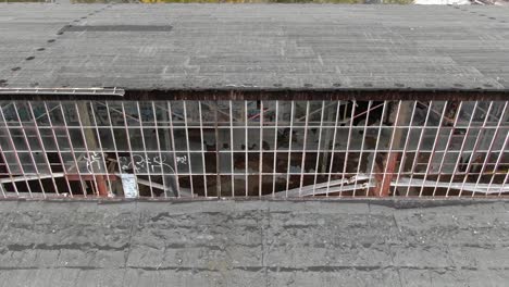 edificio abandonado con ventanas dañadas, disparo de drones