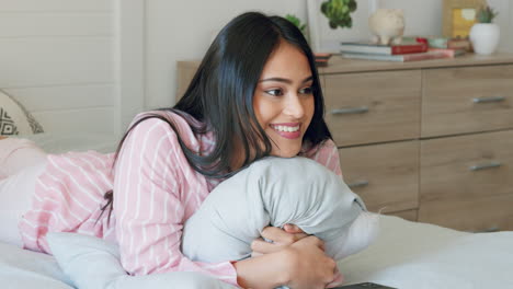feliz, mujer y teléfono en una cama de dormitorio en casa