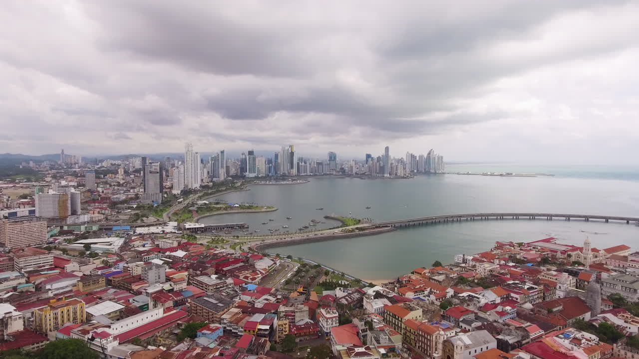 Vista aerea dello skyline di Panama City con vista sulla baia sotto un cielo nuvoloso