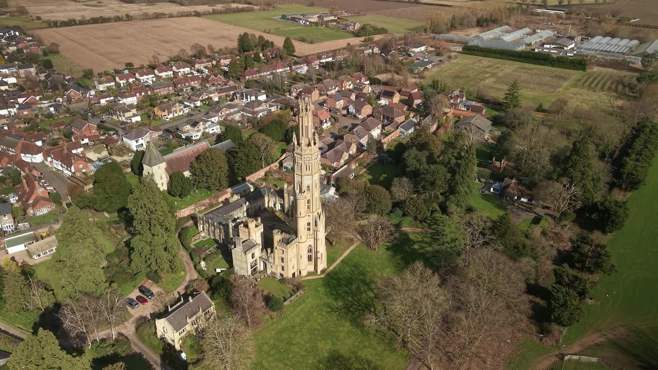 Vista aerea di Hadlow Tower e del villaggio del Kent, architettura e cultura neogotica, Inghilterra