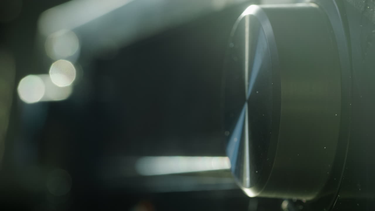 регулирование уровня громкости на приемнике. крупный план пальцев поворачивает ручку