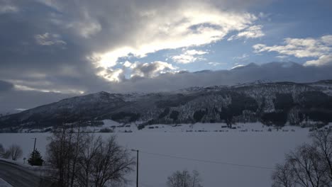 Lago-Oppheimsvatnet-En-Voss-Noruega,-Lapso-De-Tiempo-Invernal-Con-Nubes-Pasajeras