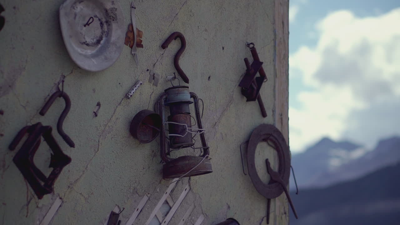 산의 전망을 가진 벽에 오래된 녹슬은 물건