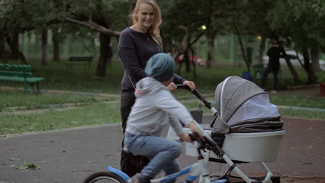 Madre-Caminando-Con-Su-Bebé-Y-Su-Hijo-Mayor-Al-Aire-Libre.