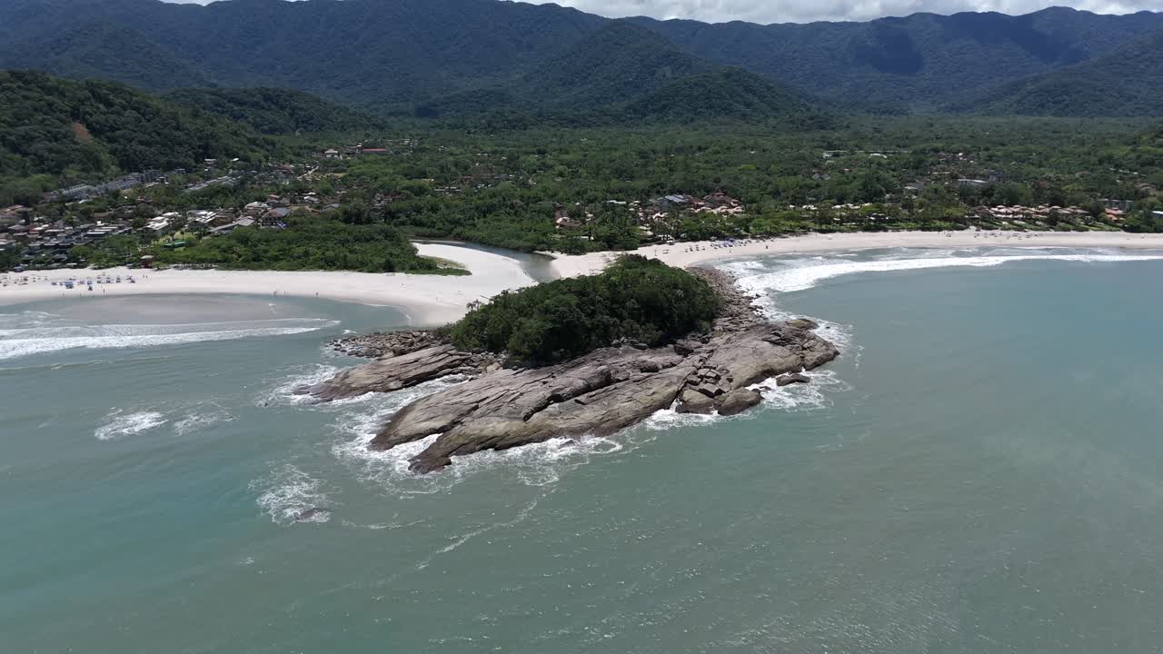 Coste rocciose di Costado de Camburi nella spiaggia di Camburi, São Sebastião - Stato di São Paulo, Brasile. Ripresa aerea con movimento all'indietro