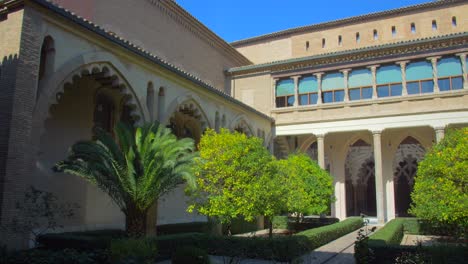 Santa-Isabel-Courtyard-And-Moorish-Taifa-Hall-In-Aljaferia-Palace-In-Zaragoza,-Spain