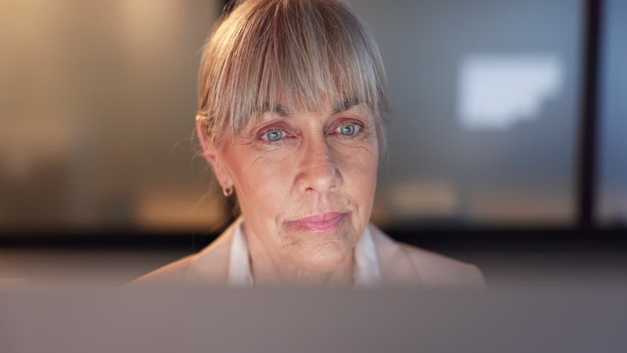 portátil, noche y mujer de negocios en la oficina de lectura