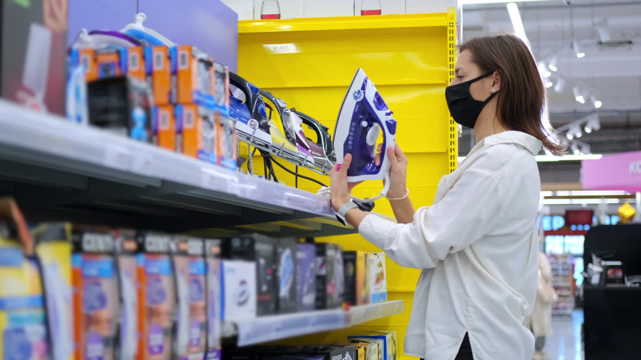 상점 에서 아이언 을 구입 하는 여자