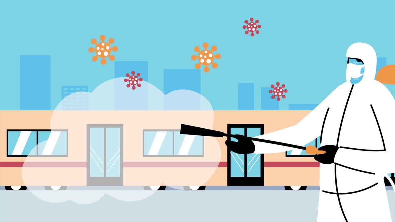 trabajador con traje de bioseguridad y rociador de desinfectante en el metro