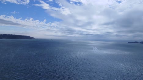 panorama marino tranquilo y fondo azul cielo nublado