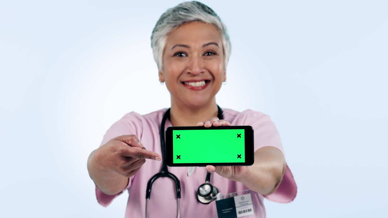 의사, 전화 녹색 스크린 및 여성 프레젠테이션