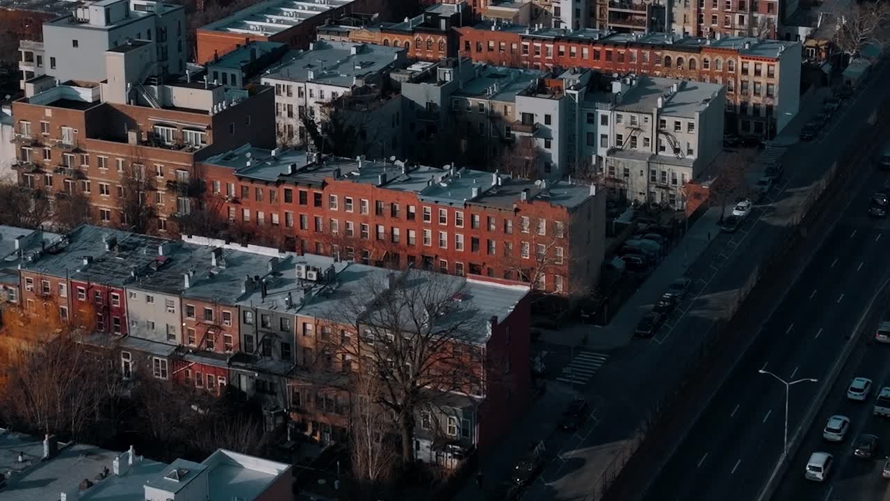 Rušná ulice a budovy poblíž kostela v New Yorku