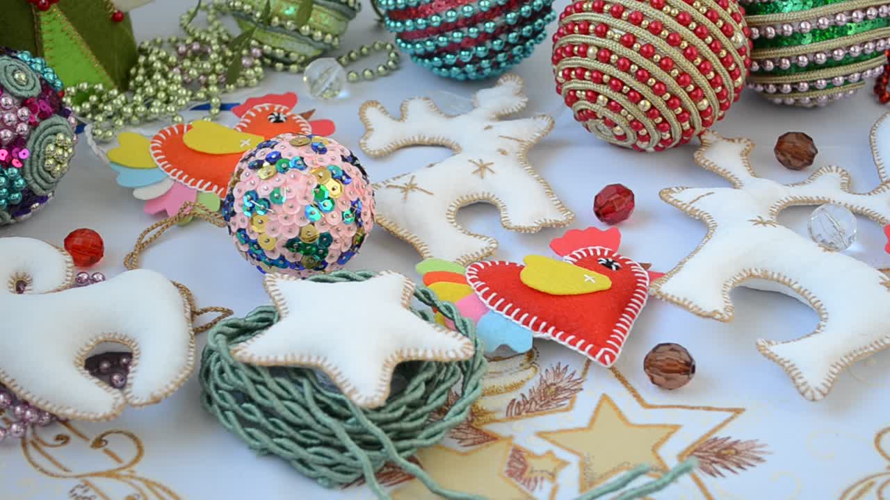 Brinquedos de Natal e Ano Novo. Filmagem de brinquedos festivos, dezembro