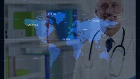 animación de datos financieros y mapa del mundo sobre un médico caucásico de edad avanzada feliz