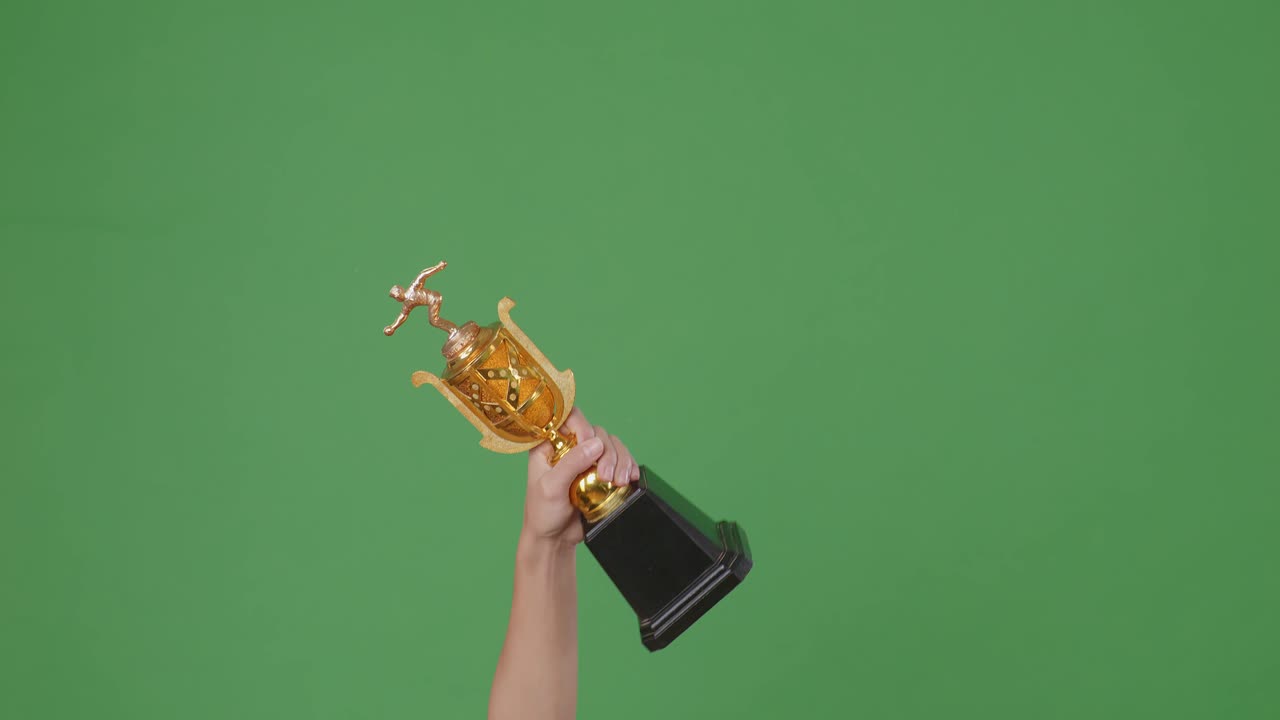 트로피를 들고 있는 손