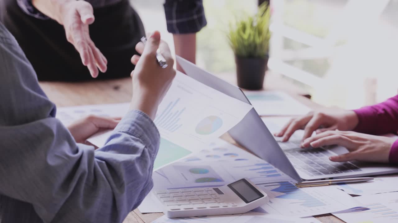 mujeres asiáticas discutiendo planes presupuestarios, informes, conceptos de gráficos, gráficos, datos de papeleo en computadora portátil, tableta, en el escritorio, mesa de la oficina. crédito fiscal consultor de carrera corredor de bolsa o mercado