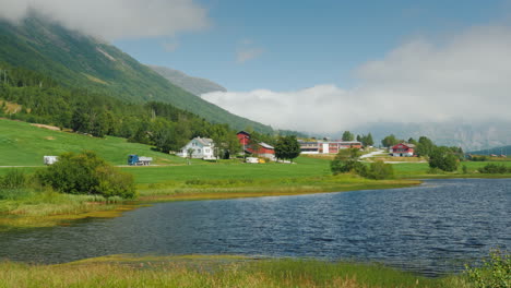 Paisaje-Escénico-De-Noruega---A-Lo-Largo-Del-Lago-Hay-Un-Camino-En-El-Fondo-Hay-Montañas-4k