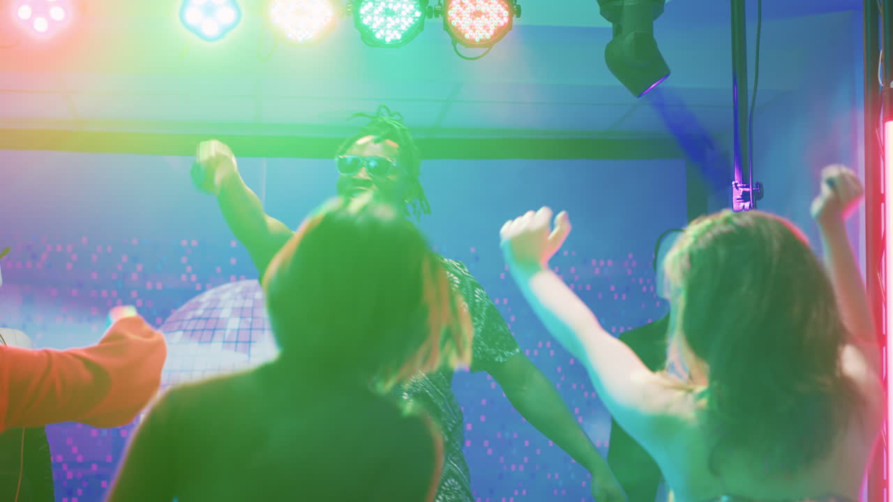 DJがいるパーティーで踊る人々