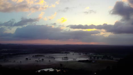 Paisaje-Rural-Místico-Al-Amanecer-En-Noosa-Shire,-Queensland,-Australia