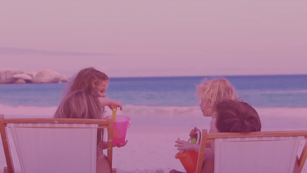 두 명의 백인 자매가 바 ⁇ 가에서 함께 놀고 있습니다.