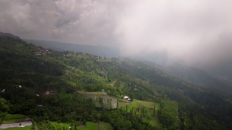 Impresionante-Vista-De-Las-Estructuras-Sobre-La-Empinada-Ladera-Cerca-Del-Monte-Batur-En-Bali,-Indonesia