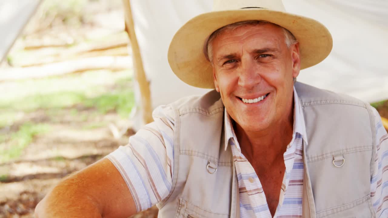 retrato de un hombre feliz con sombrero 4k