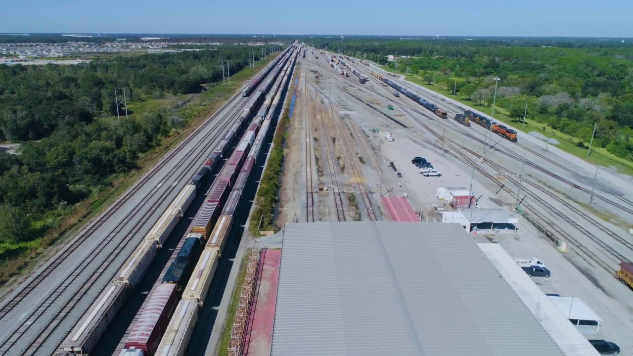 플로리다주 레이크랜드의 csx 윈스턴 기차 마당에 있는 기차와 기관차의 4k 드론 비디오
