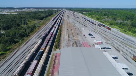 video de drones de 4k de trenes y locomotoras en el patio de trenes de csx winston en lakeland, florida
