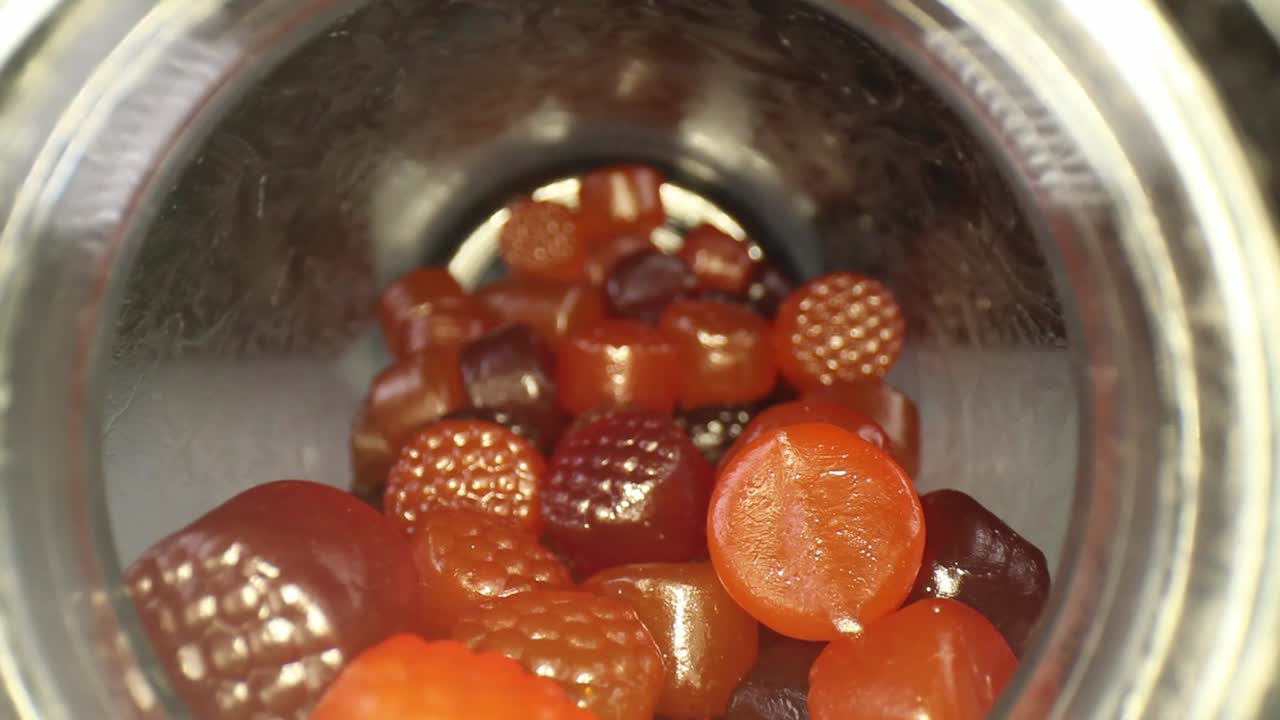 성인용 멀티비타민을 병 입구까지 빼낸 후 녹색 뚜껑을 드러냄