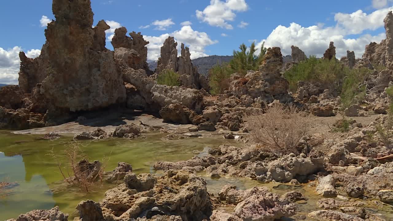 Colonne di tufo del Mono Lake che si ergono su un cielo blu con nuvole in un ecosistema desertico unico, California, America