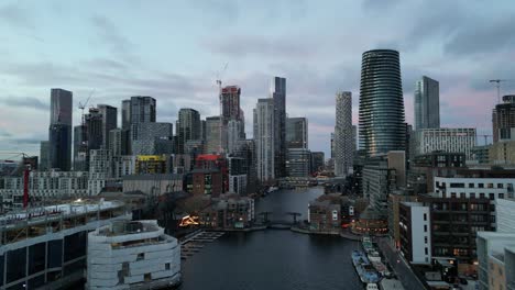 Canary-Wharf-In-Der-Abenddämmerung,-London,-Vereinigtes-Königreich,-Kranaufnahme,-Drohnenantenne