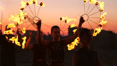 Der-Feuershow-Künstler-Spuckt-Feuer-Im-Dunkeln-Bei-Verlassenem-Gebäude-In-Zeitlupe.-Feuer-In-Herzform.