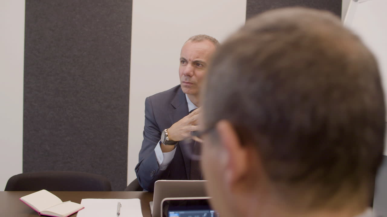 аналитики данных проводят совещание в офисе