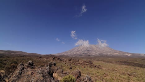 toma amplia del kilimanjaro con trekker caminando hacia el marco