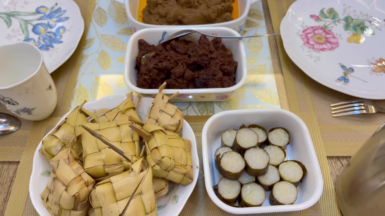 Malaysisk lokal tradisjonell mat, lemang, ketupat, ketupat palas og annen mat under Eid Mubarak eller kjent som Hari Raya Aidilfitri-feiringen